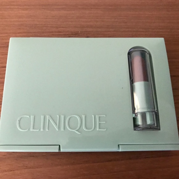 ❌SOLD❌ Clinique mini makeup set - Picture 2 of 3